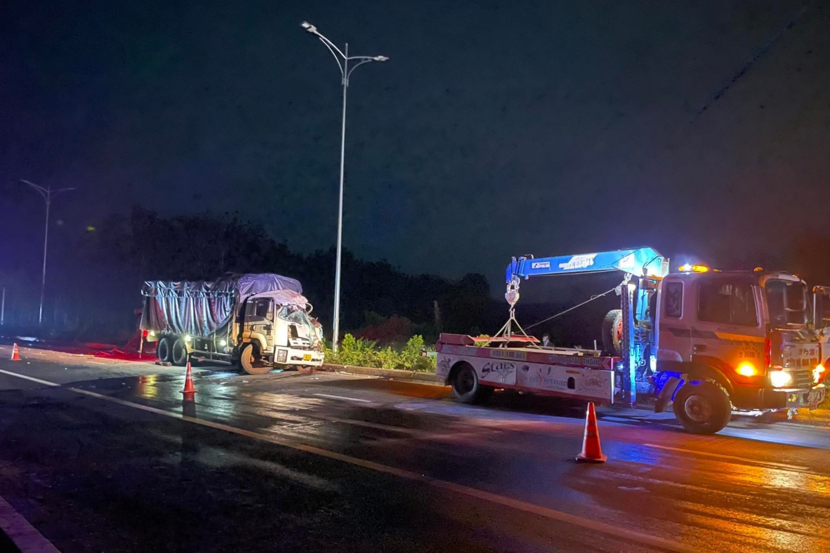 Tai nạn kinh hoàng 2 xe tải tông trực diện, 4 người thương vong- Ảnh 4. Tai nạn kinh hoàng 2 xe tải tông trực diện, 4 người thương vong- Ảnh 4.