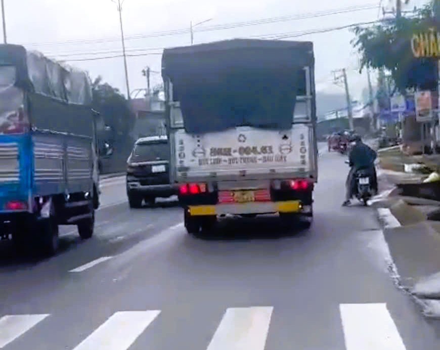 Xử phạt tài xế vượt ẩu, phụ xe cầm rựa dọa người đi đường trên Quốc lộ- Ảnh 1. Xử phạt tài xế vượt ẩu, phụ xe cầm rựa dọa người đi đường trên Quốc lộ- Ảnh 1.