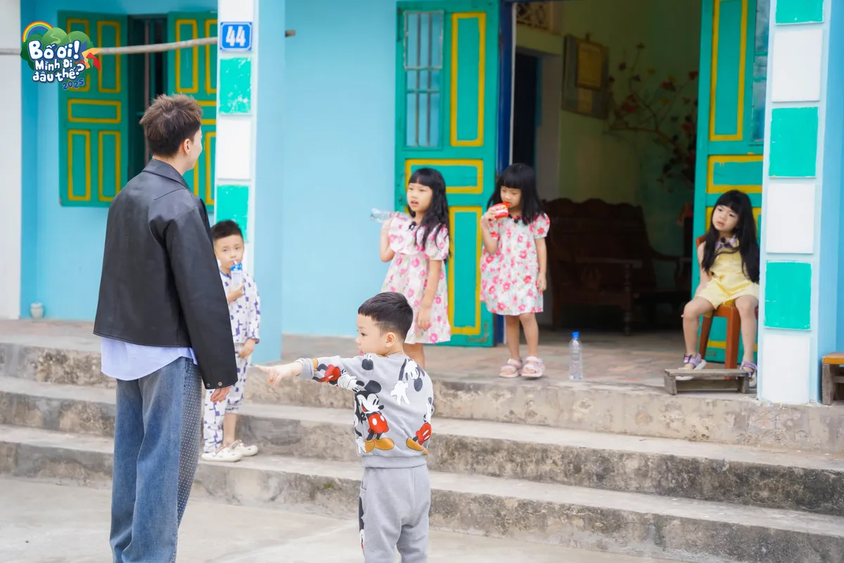 Ca sĩ S.T Sơn Thạch gây bất ngờ khi làm "bố tập sự" của 5 đứa con- Ảnh 2. Ca sĩ S.T Sơn Thạch gây bất ngờ khi làm "bố tập sự" của 5 đứa con- Ảnh 2.