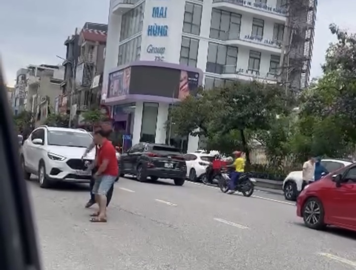 Công an vào cuộc điều tra vụ người đàn ông bám đầu ô tô đang chạy- Ảnh 1. Công an vào cuộc điều tra vụ người đàn ông bám đầu ô tô đang chạy- Ảnh 1.