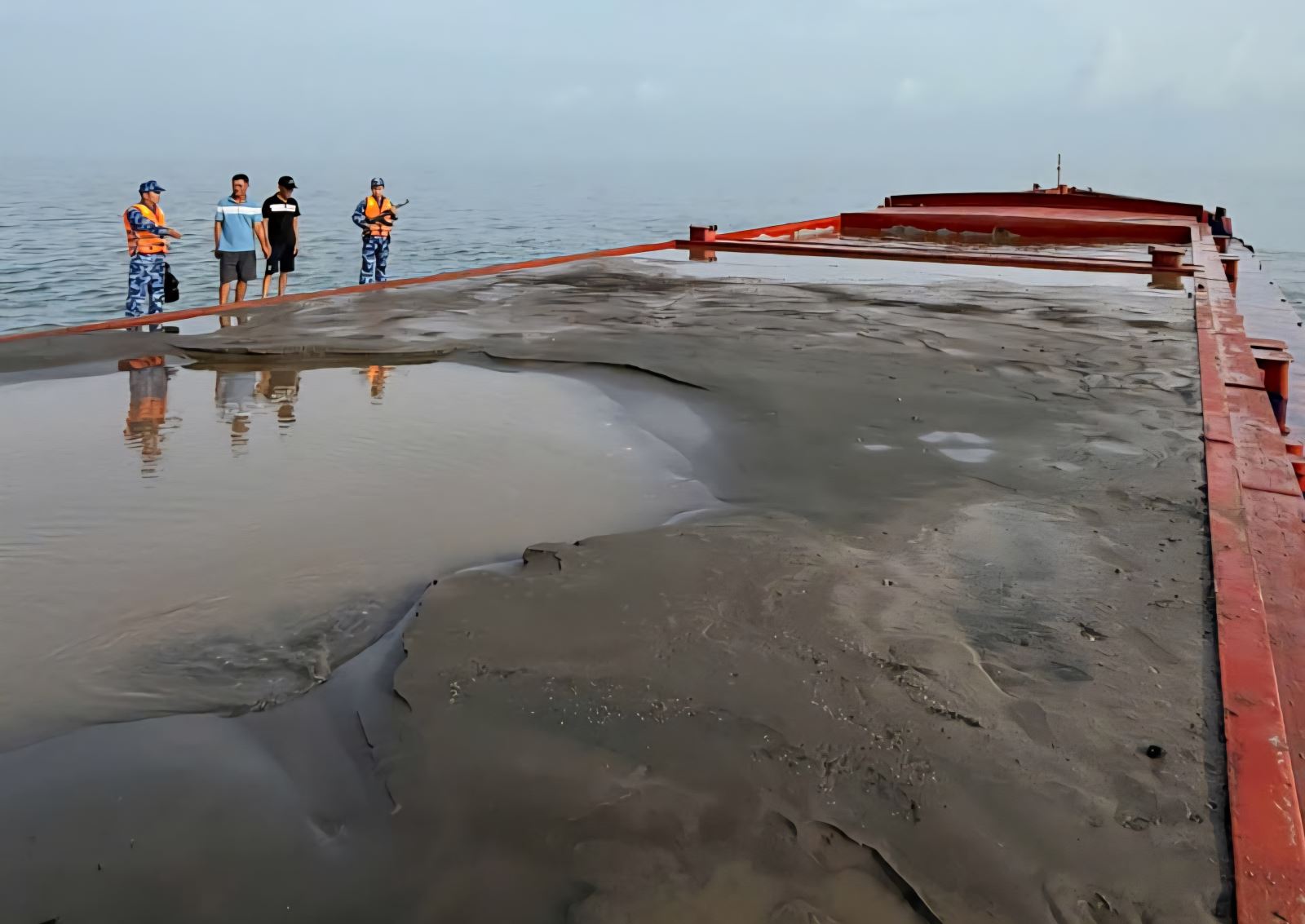 Điều tra phương tiện vận chuyển 1.400m3 cát không rõ nguồn gốc- Ảnh 1. Điều tra phương tiện vận chuyển 1.400m3 cát không rõ nguồn gốc- Ảnh 1.