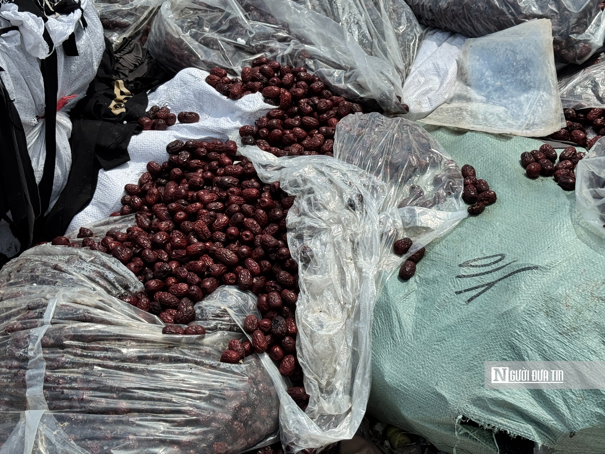 Phát hiện lô kẹo socola, táo đỏ không rõ nguồn gốc tại “thủ phủ bánh kẹo” La Phù- Ảnh 4. Phát hiện lô kẹo socola, táo đỏ không rõ nguồn gốc tại “thủ phủ bánh kẹo” La Phù- Ảnh 4.