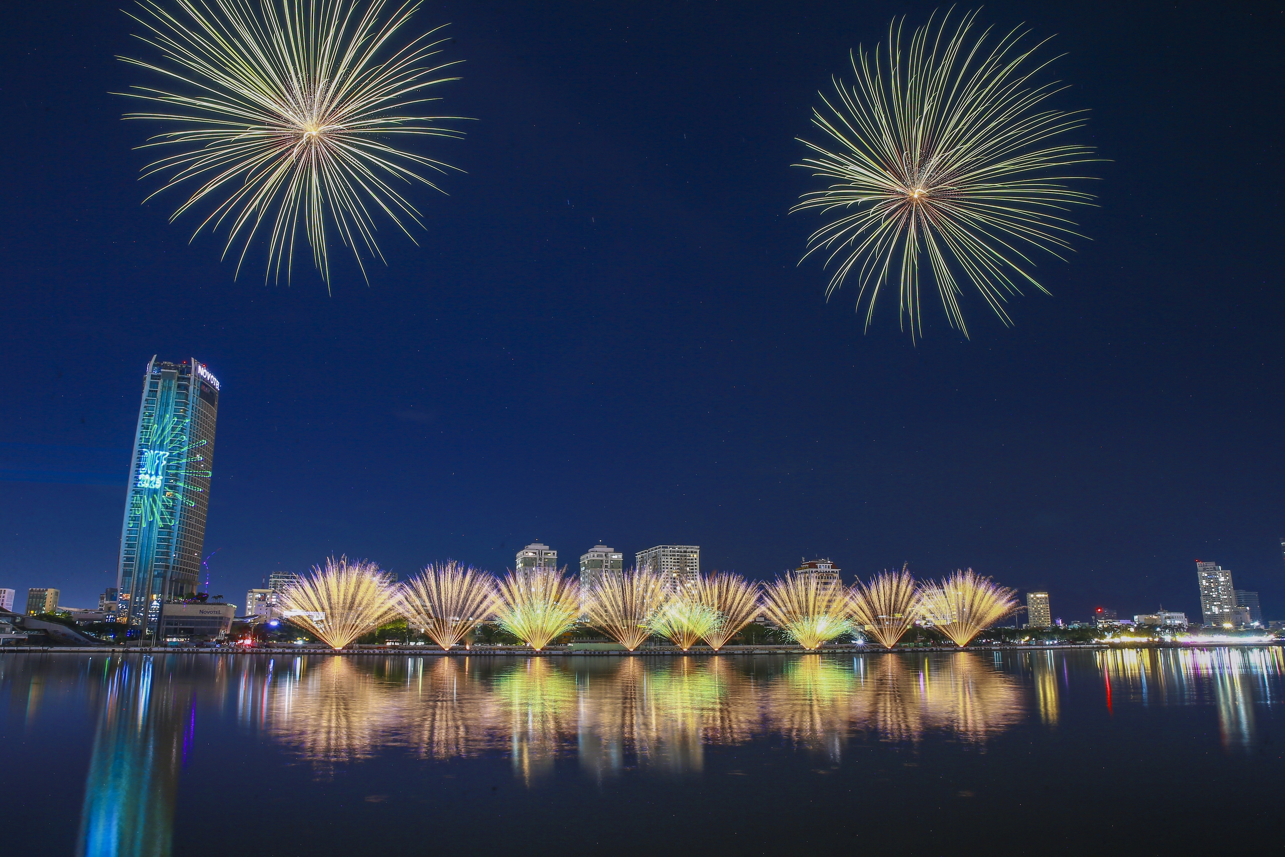 Ngắm hai phong cách pháo hoa đối lập của Canada và Trung Quốc tại DIFF 2025- Ảnh 6. Ngắm hai phong cách pháo hoa đối lập của Canada và Trung Quốc tại DIFF 2025- Ảnh 6.