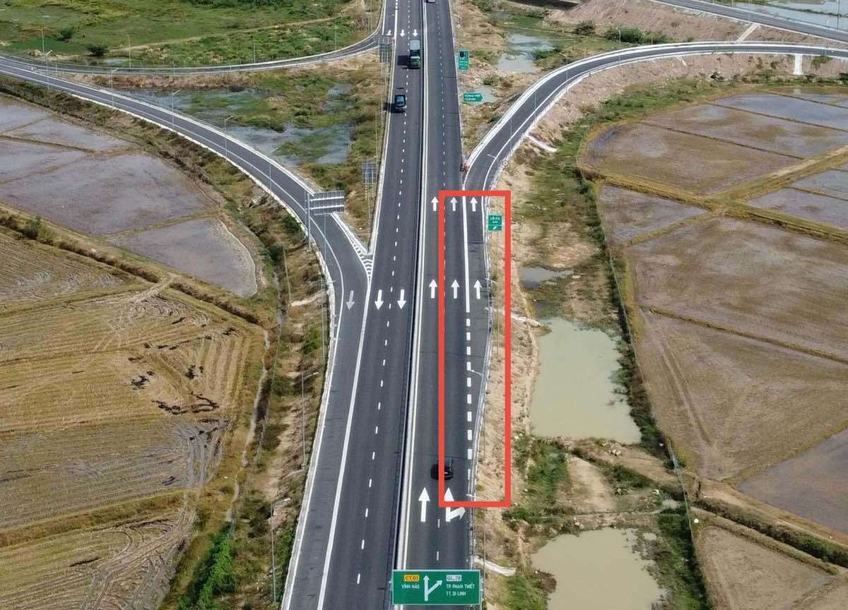 Vạch kẻ đường bị phản ánh là "đánh đố" tài xế: Cơ quan chức năng lên tiếng- Ảnh 2. Vạch kẻ đường bị phản ánh là "đánh đố" tài xế: Cơ quan chức năng lên tiếng- Ảnh 2.