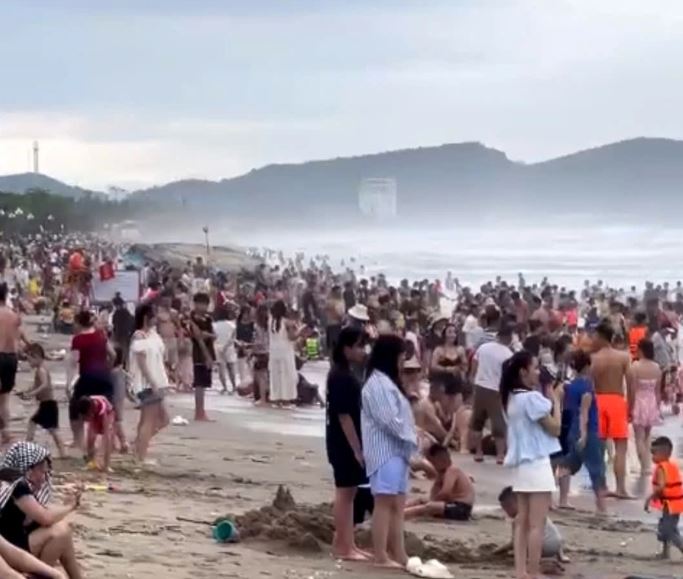 Hơn 20 người bị đuối nước tại biển Cửa Lò được cứu hộ thành công- Ảnh 1. Hơn 20 người bị đuối nước tại biển Cửa Lò được cứu hộ thành công- Ảnh 1.