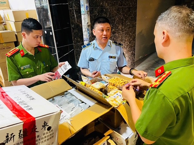 Phát hiện lô kẹo socola, táo đỏ không rõ nguồn gốc tại “thủ phủ bánh kẹo” La Phù- Ảnh 1. Phát hiện lô kẹo socola, táo đỏ không rõ nguồn gốc tại “thủ phủ bánh kẹo” La Phù- Ảnh 1.