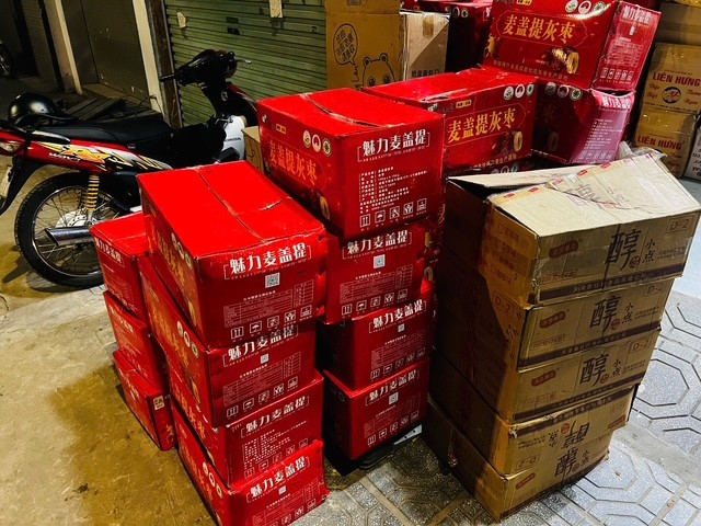 Phát hiện lô kẹo socola, táo đỏ không rõ nguồn gốc tại “thủ phủ bánh kẹo” La Phù- Ảnh 2. Phát hiện lô kẹo socola, táo đỏ không rõ nguồn gốc tại “thủ phủ bánh kẹo” La Phù- Ảnh 2.