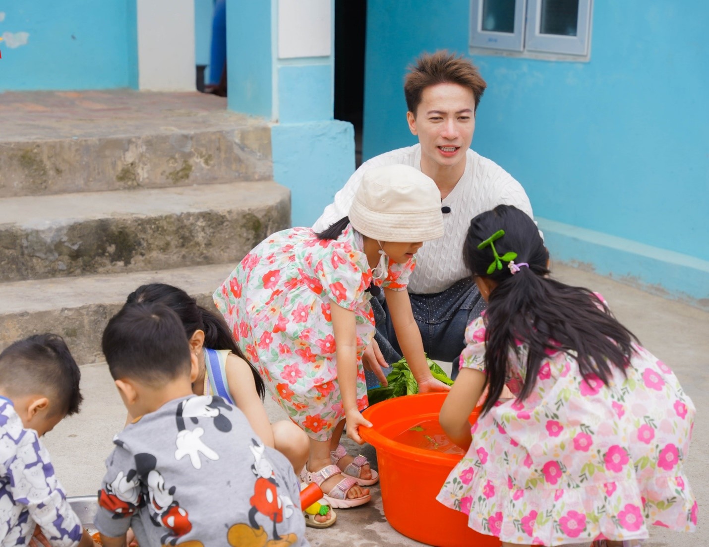 Ca sĩ S.T Sơn Thạch gây bất ngờ khi làm "bố tập sự" của 5 đứa con- Ảnh 5. Ca sĩ S.T Sơn Thạch gây bất ngờ khi làm "bố tập sự" của 5 đứa con- Ảnh 5.
