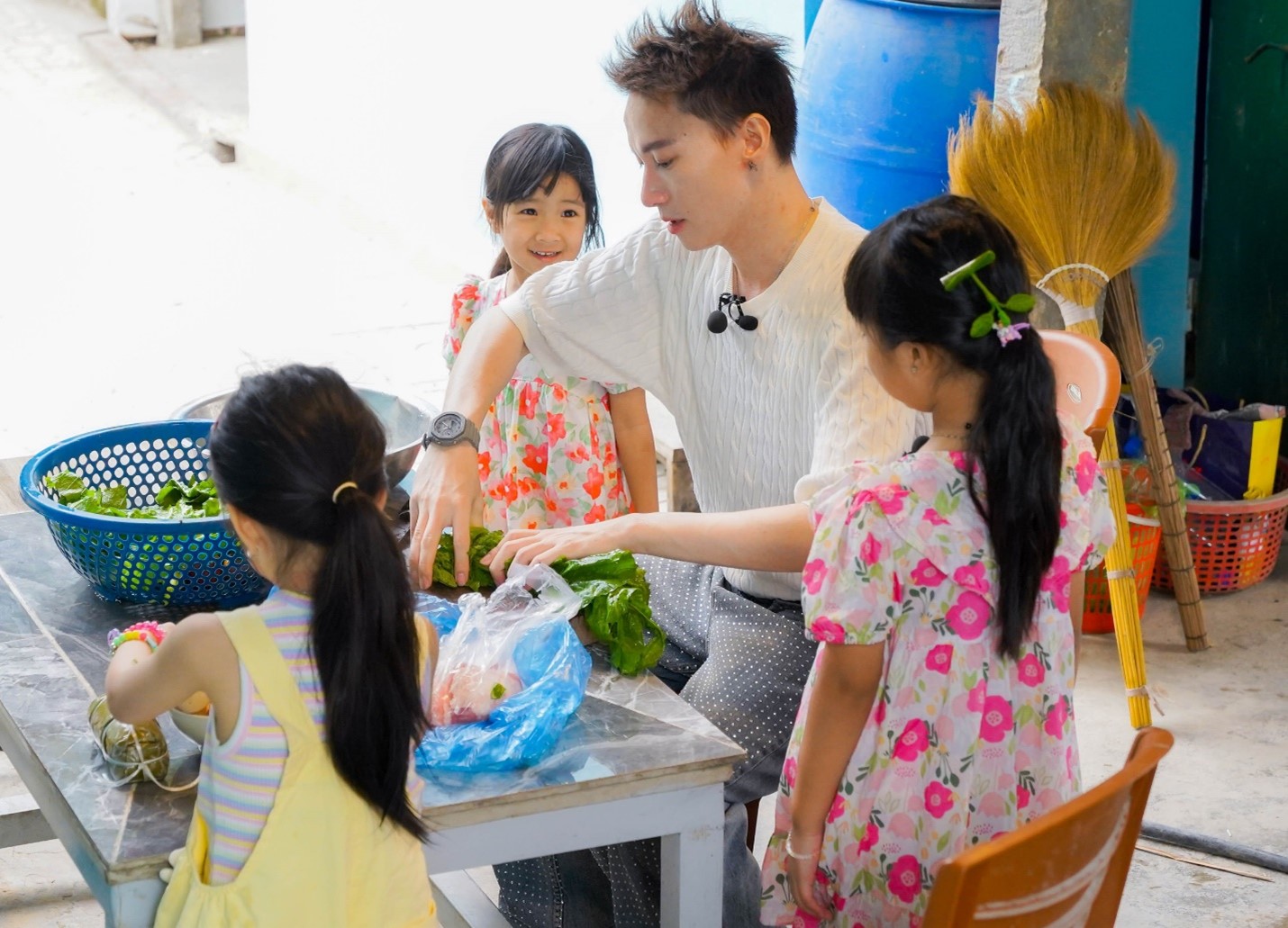 Ca sĩ S.T Sơn Thạch gây bất ngờ khi làm "bố tập sự" của 5 đứa con- Ảnh 6. Ca sĩ S.T Sơn Thạch gây bất ngờ khi làm "bố tập sự" của 5 đứa con- Ảnh 6.