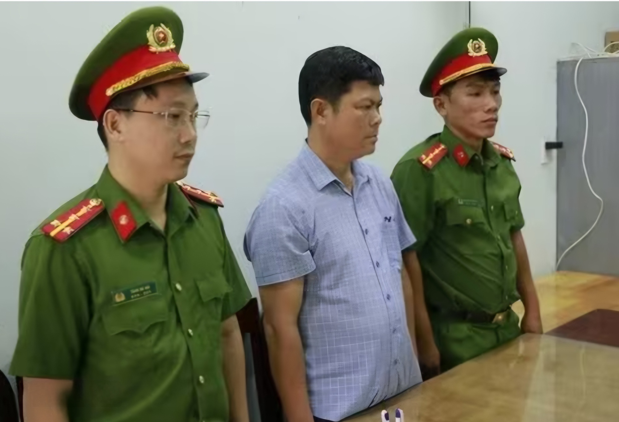 Bình Phước: Bắt tạm giam cựu Chánh văn phòng HĐND, UBND huyện Bù Đăng- Ảnh 2. Bình Phước: Bắt tạm giam cựu Chánh văn phòng HĐND, UBND huyện Bù Đăng- Ảnh 2.
