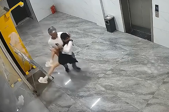Đang chờ thang máy, người phụ nữ bị gã đàn ông sàm sỡ- Ảnh 1. Đang chờ thang máy, người phụ nữ bị gã đàn ông sàm sỡ- Ảnh 1.
