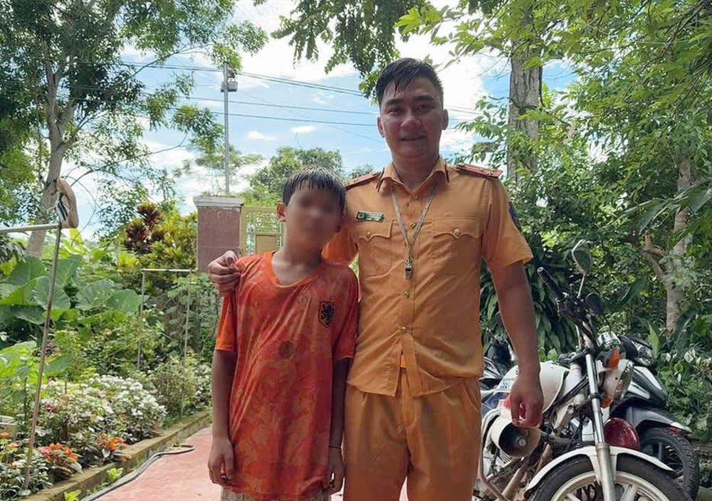 Thượng úy CSGT Nghệ An bơi ra giữa dòng nước xiết cứu bé trai bị lũ cuốn trôi- Ảnh 1. Thượng úy CSGT Nghệ An bơi ra giữa dòng nước xiết cứu bé trai bị lũ cuốn trôi- Ảnh 1.