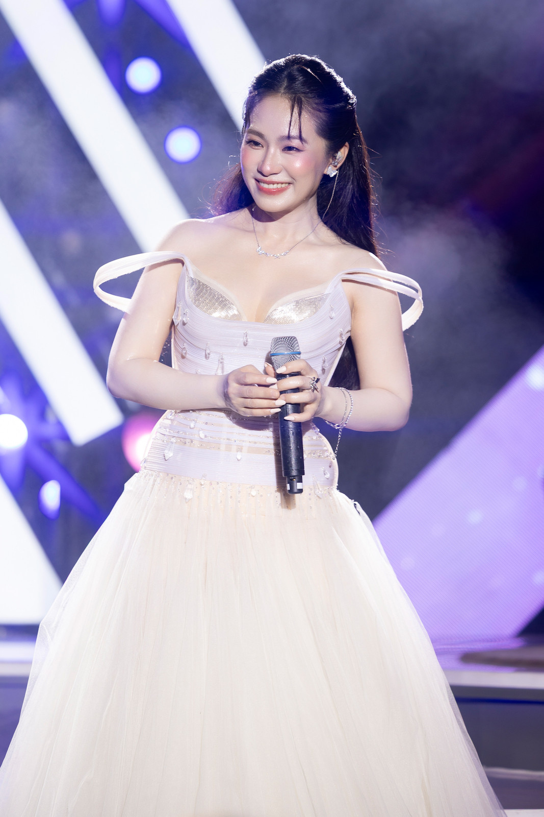 Lương Bích Hữu chính thức trở thành giảng viên thanh nhạc sau nhiều năm ấp ủ- Ảnh 1. Lương Bích Hữu chính thức trở thành giảng viên thanh nhạc sau nhiều năm ấp ủ- Ảnh 1.