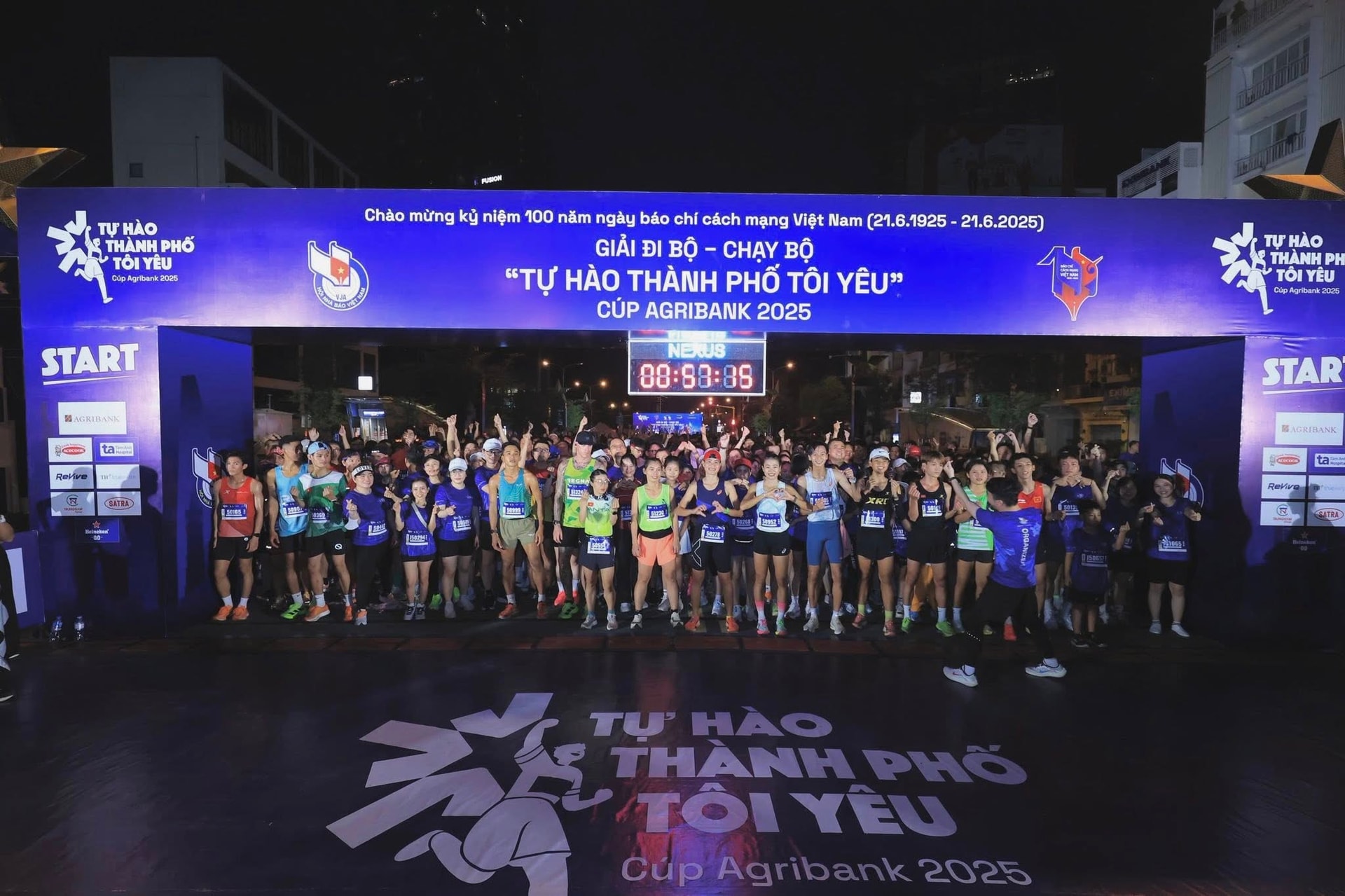 Hơn 6.000 người tham gia Giải đi bộ - chạy bộ "Tự hào Thành phố tôi yêu" tại Tp.HCM- Ảnh 4. Hơn 6.000 người tham gia Giải đi bộ - chạy bộ "Tự hào Thành phố tôi yêu" tại Tp.HCM- Ảnh 4.
