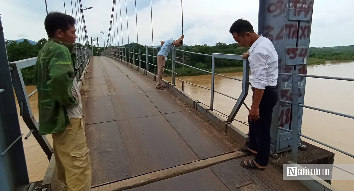 Nghệ An: Cấm người dân qua cầu treo 20 năm tuổi đang bị hư hỏng nặng- Ảnh 3. Nghệ An: Cấm người dân qua cầu treo 20 năm tuổi đang bị hư hỏng nặng- Ảnh 3.