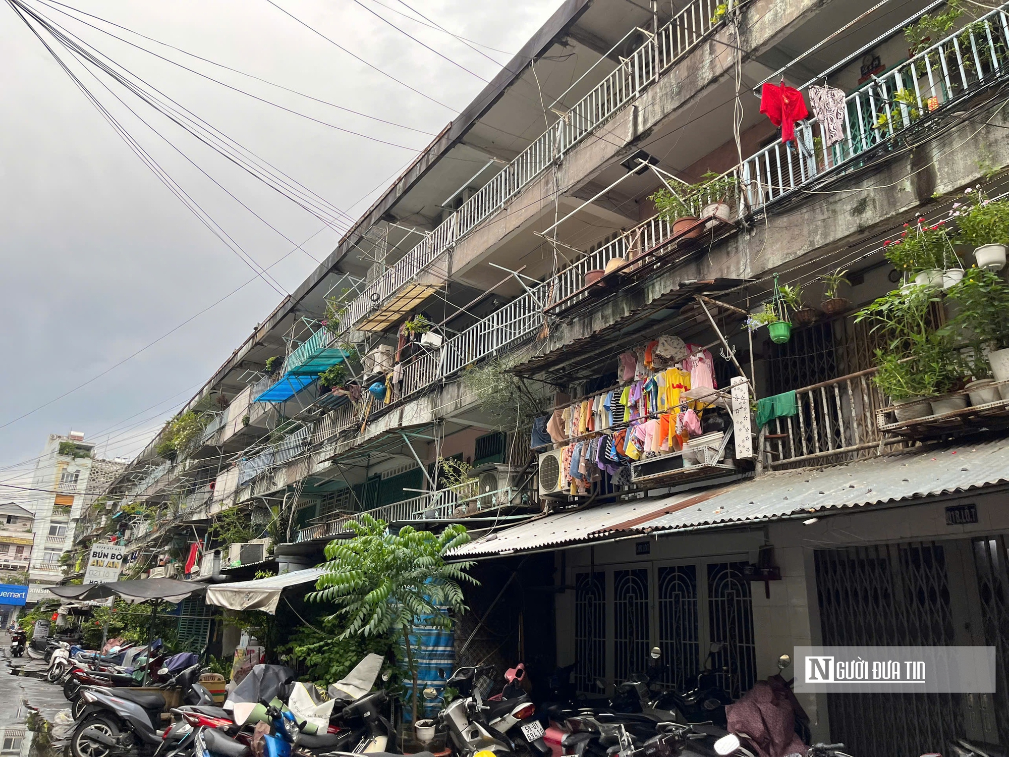 Loạt chung cư cũ chằng chịt dây điện, bịt kín lối thoát ở Tp.HCM sắp "lột xác"- Ảnh 2. Loạt chung cư cũ chằng chịt dây điện, bịt kín lối thoát ở Tp.HCM sắp "lột xác"- Ảnh 2.