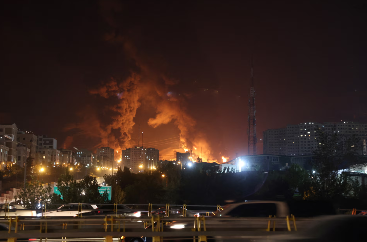 Israel mở rộng tấn công trong ngày thứ hai đụng độ quân sự với Iran- Ảnh 1. Israel mở rộng tấn công trong ngày thứ hai đụng độ quân sự với Iran- Ảnh 1.