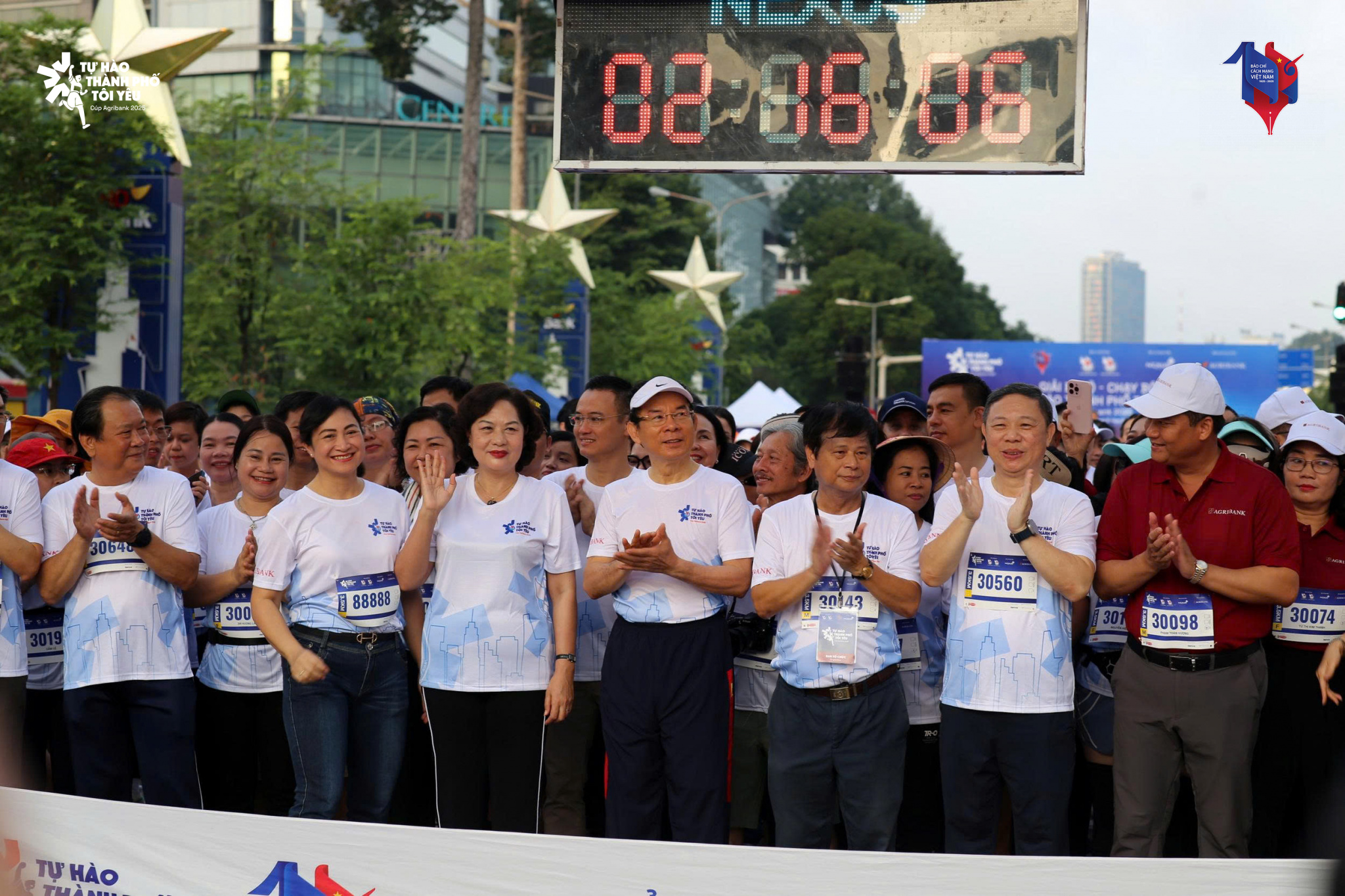 Hơn 6.000 người tham gia Giải đi bộ - chạy bộ "Tự hào Thành phố tôi yêu" tại Tp.HCM- Ảnh 1. Hơn 6.000 người tham gia Giải đi bộ - chạy bộ "Tự hào Thành phố tôi yêu" tại Tp.HCM- Ảnh 1.