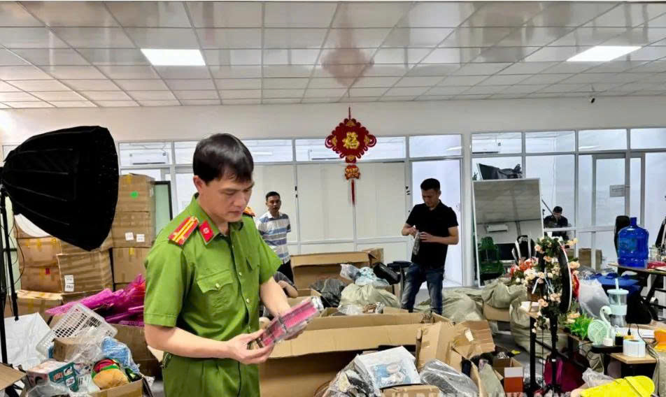 Lạng Sơn: Đột kích kho hàng online, thu giữ hơn 3.000 sản phẩm không rõ nguồn gốc
- Ảnh 2. Lạng Sơn: Đột kích kho hàng online, thu giữ hơn 3.000 sản phẩm không rõ nguồn gốc
- Ảnh 2.