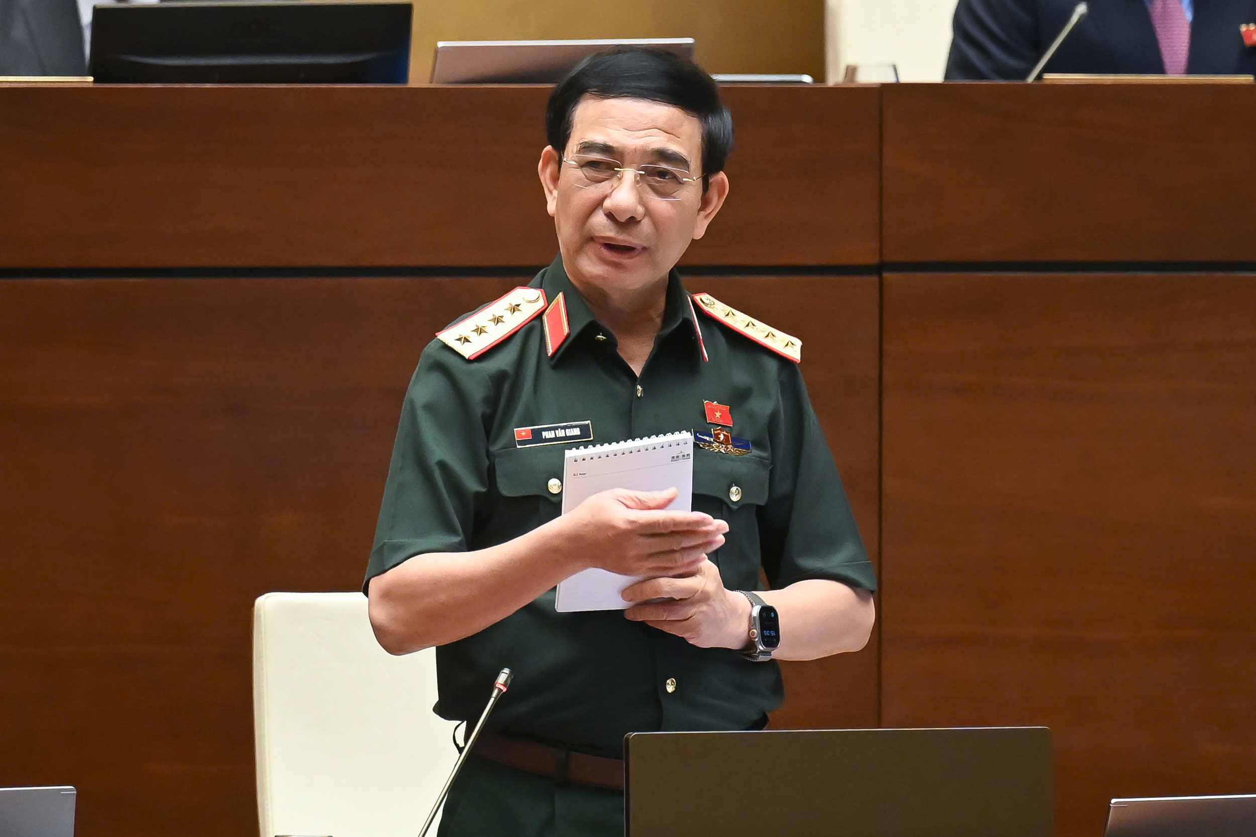 Bộ trưởng Phan Văn Giang chia sẻ về những vất vả của các chiến sĩ Bộ trưởng Phan Văn Giang chia sẻ về những vất vả của các chiến sĩ