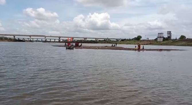 5 người trong một gia đình bị đuối nước, 4 thi thể đã được tìm thấy, 1 người mất tích- Ảnh 1. 5 người trong một gia đình bị đuối nước, 4 thi thể đã được tìm thấy, 1 người mất tích- Ảnh 1.
