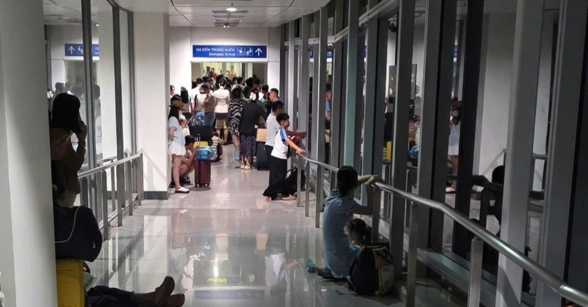 Cục Hàng không Việt Nam yêu cầu làm rõ, xử lý nghiêm vụ đoàn khách 'mắc kẹt' ở sân bay Tân Sơn Nhất- Ảnh 1. Cục Hàng không Việt Nam yêu cầu làm rõ, xử lý nghiêm vụ đoàn khách 'mắc kẹt' ở sân bay Tân Sơn Nhất- Ảnh 1.