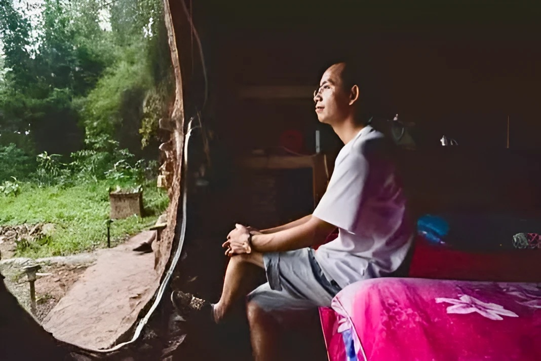 Min Hengcai đã từ bỏ cuộc sống thành thị đầy áp lực và lựa chọn sống trong một hang động giữa vùng quê hẻo lánh. (Ảnh: Weibo) Min Hengcai đã từ bỏ cuộc sống thành thị đầy áp lực và lựa chọn sống trong một hang động giữa vùng quê hẻo lánh. (Ảnh: Weibo)