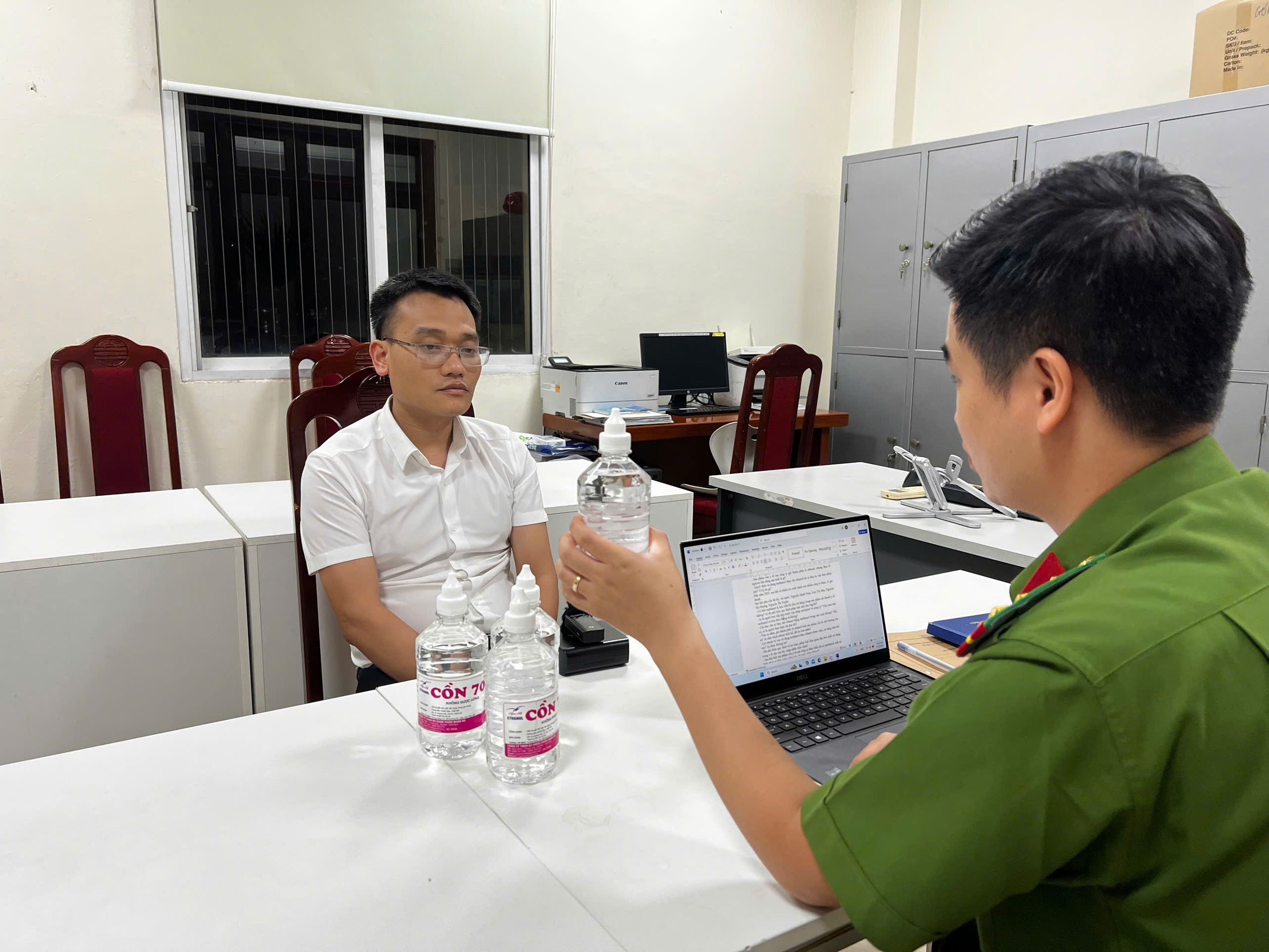 Hà Nội: Phó Chủ tịch thị trấn Chúc Sơn sản xuất hàng giả- Ảnh 1. Hà Nội: Phó Chủ tịch thị trấn Chúc Sơn sản xuất hàng giả- Ảnh 1.