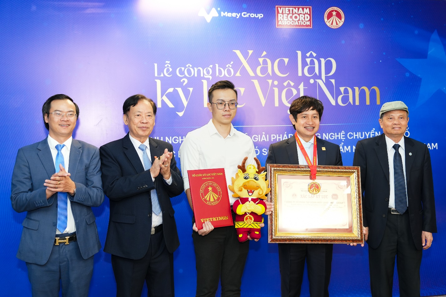 Kỷ lục Việt Nam xướng tên Meey Group với bộ giải pháp công nghệ lĩnh vực bất động sản có số lượng sản phẩm nhiều nhất- Ảnh 2. A group of men standing together holding awards Description automatically generated