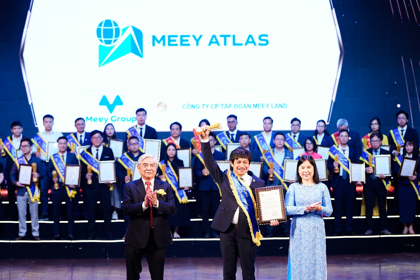 Meey Atlas theo đuổi hiện thực hóa tầm nhìn "Smart City trong lòng bàn tay"- Ảnh 1. A group of people on stage AI-generated content may be incorrect.