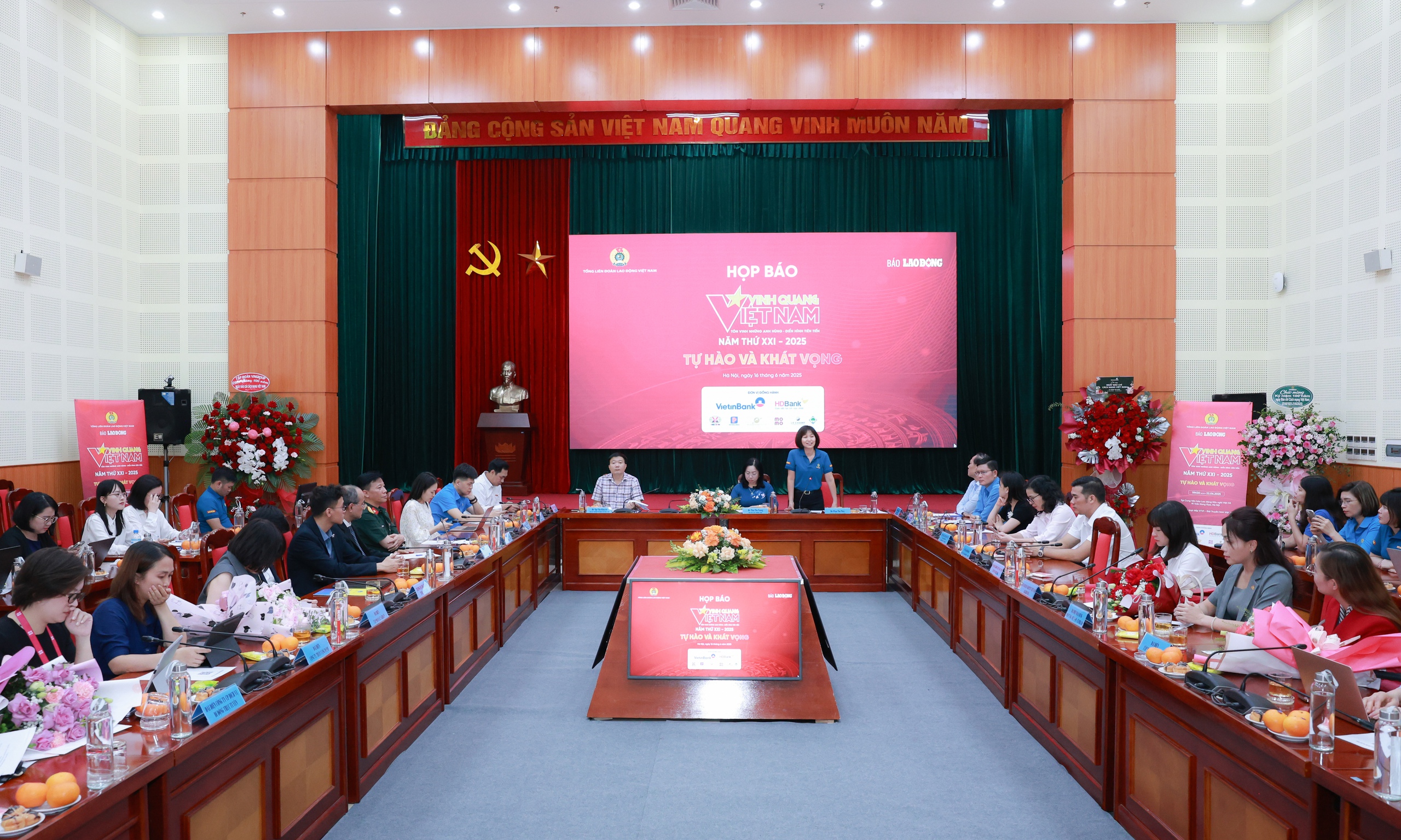 "Vinh Quang Việt Nam" – Tôn vinh trách nhiệm công dân, lan tỏa tinh thần thượng tôn pháp luật- Ảnh 2. "Vinh Quang Việt Nam" – Tôn vinh trách nhiệm công dân, lan tỏa tinh thần thượng tôn pháp luật- Ảnh 2.