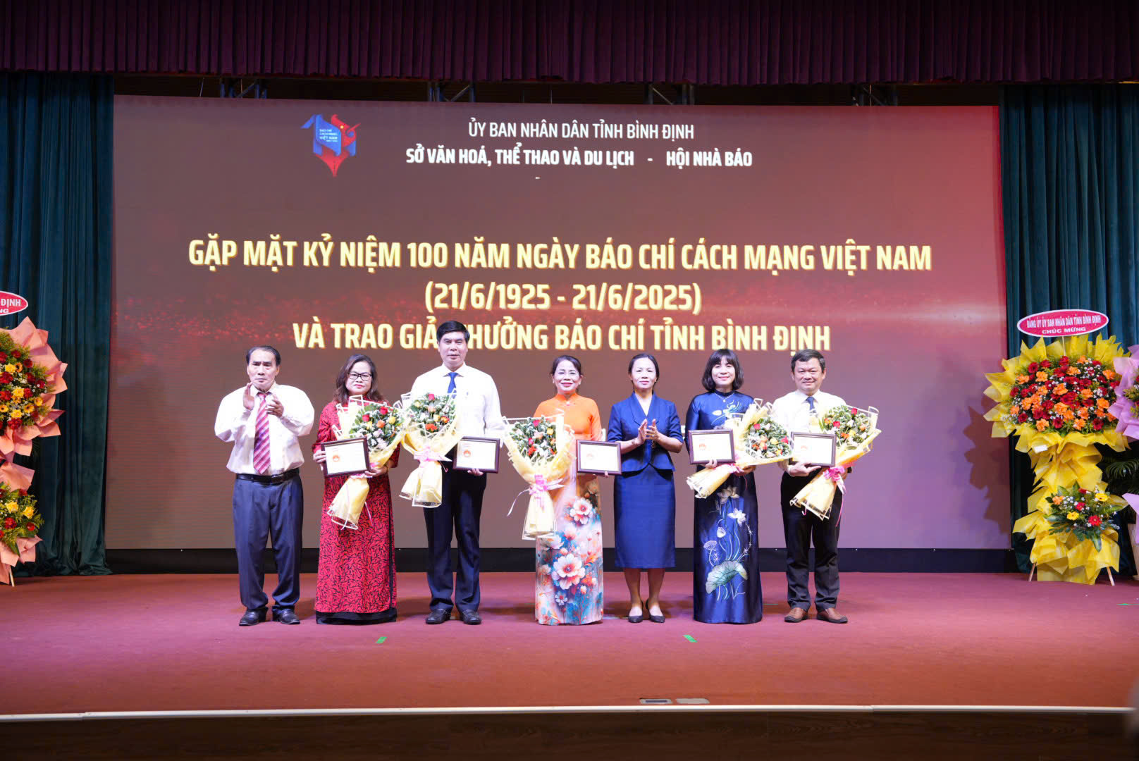 Trao kỷ niệm chương Trao kỷ niệm chương