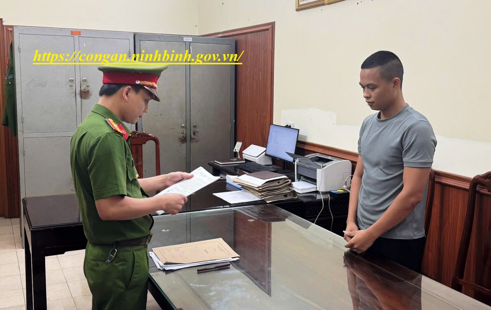 Một giám đốc bị bắt vì liên quan vụ chủ kênh "Gia đình Hải Sen" buôn bán số lượng lớn thực phẩm giả- Ảnh 1. Một giám đốc bị bắt vì liên quan vụ chủ kênh "Gia đình Hải Sen" buôn bán số lượng lớn thực phẩm giả- Ảnh 1.