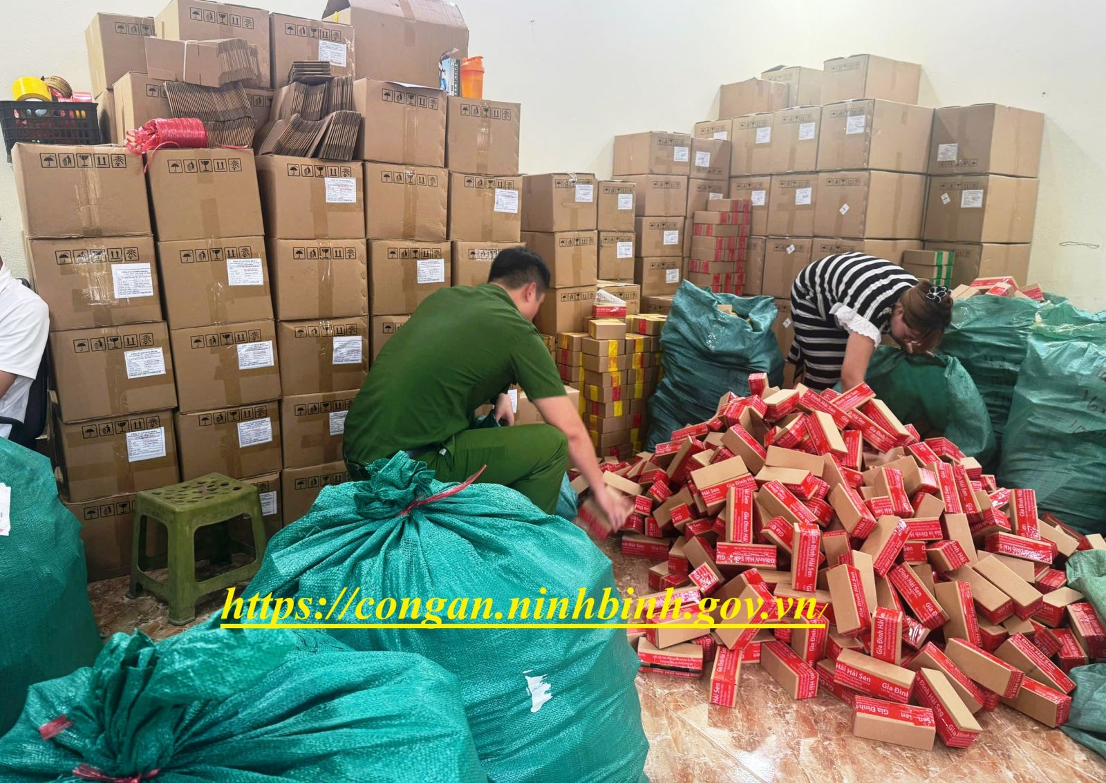 Một giám đốc bị bắt vì liên quan vụ chủ kênh "Gia đình Hải Sen" buôn bán số lượng lớn thực phẩm giả- Ảnh 2. Một giám đốc bị bắt vì liên quan vụ chủ kênh "Gia đình Hải Sen" buôn bán số lượng lớn thực phẩm giả- Ảnh 2.