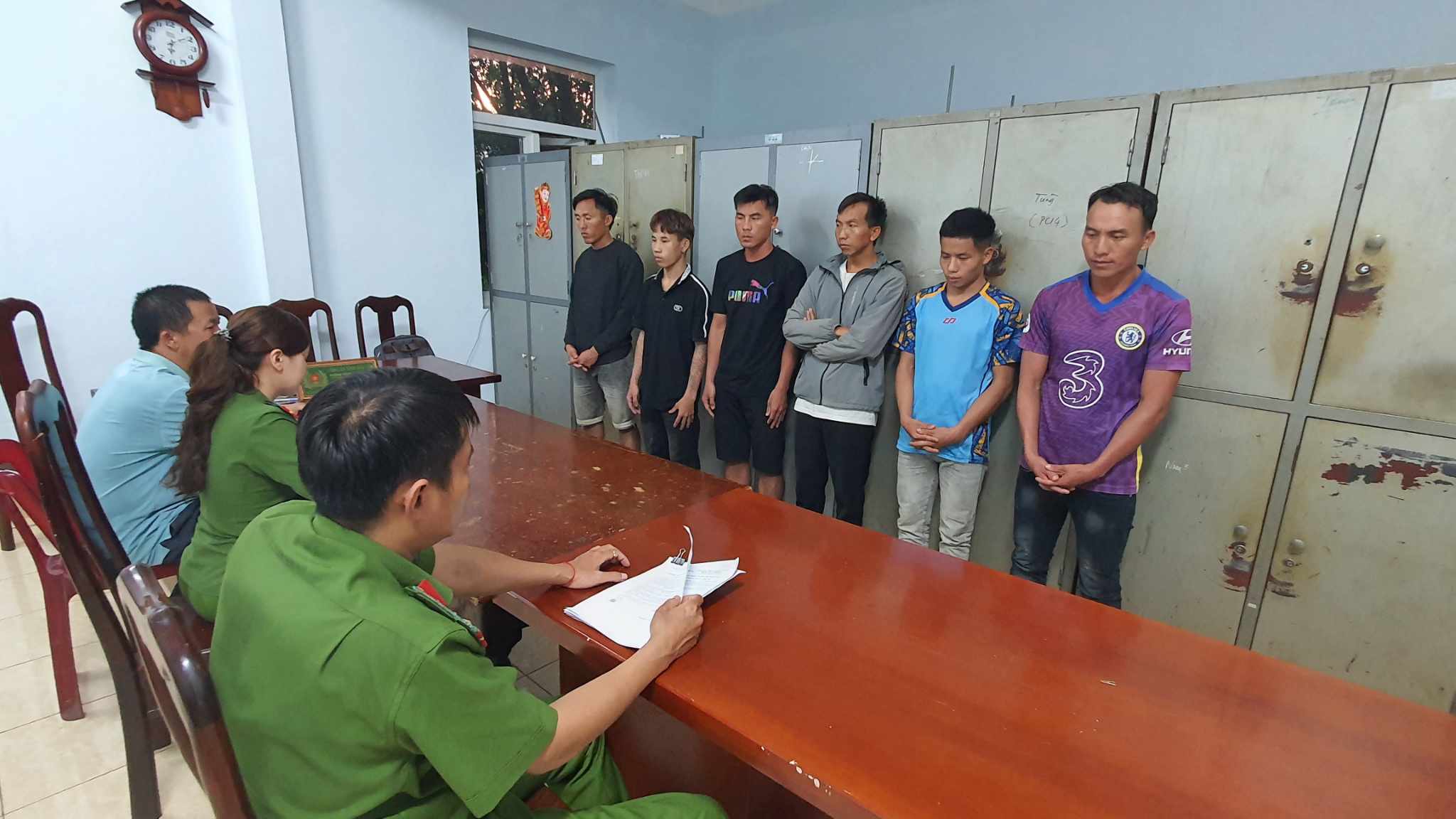 Khởi tố, bắt tạm giam 6 đối tượng ép bé gái 14 tuổi uống say để thực hiện hành vi đồi bại- Ảnh 1. Khởi tố, bắt tạm giam 6 đối tượng ép bé gái 14 tuổi uống say để thực hiện hành vi đồi bại- Ảnh 1.