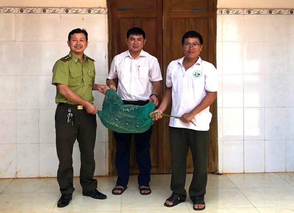 Phát hiện trăn gấm nặng 21kg vào nhà, người dân vây bắt giao cơ quan chức năng- Ảnh 1. Phát hiện trăn gấm nặng 21kg vào nhà, người dân vây bắt giao cơ quan chức năng- Ảnh 1.