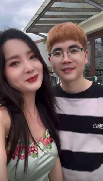Chàng trai nghèo 23 tuổi cưới mẹ đơn thân 38 tuổi, bố mẹ "khóc như mưa"- Ảnh 1. Chàng trai nghèo 23 tuổi cưới mẹ đơn thân 38 tuổi, bố mẹ "khóc như mưa"- Ảnh 1.