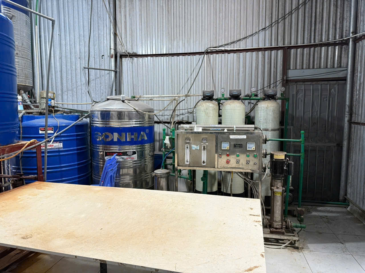 Bắt anh trai của Phó Chủ tịch thị trấn sản xuất cồn giả- Ảnh 2. Bắt anh trai của Phó Chủ tịch thị trấn sản xuất cồn giả- Ảnh 2.