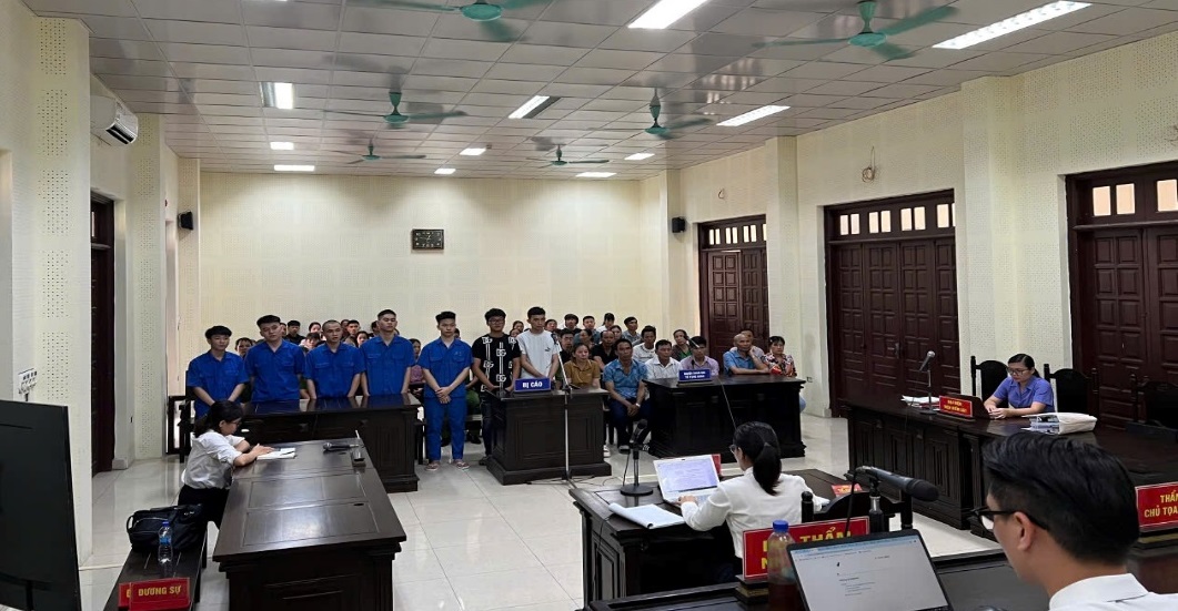 Xét xử nhóm thanh thiếu niên "ngông cuồng" cướp xe máy của người đi đường- Ảnh 1. Xét xử nhóm thanh thiếu niên "ngông cuồng" cướp xe máy của người đi đường- Ảnh 1.
