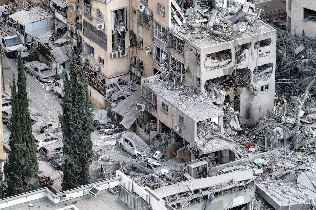 Israel tấn công tên lửa nhằm vào đài truyền hình quốc gia Iran- Ảnh 1. A drone photo shows the damage over residential homes and a school at the impact site following a missile attack from Iran on Israel, in Bnei Brak