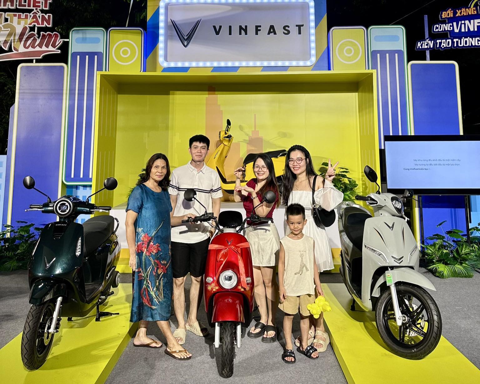 Khách Việt sử dụng đồng thời 2 xe máy VinFast, muốn cùng gia đình lan tỏa sống xanh- Ảnh 1. Khách Việt sử dụng đồng thời 2 xe máy VinFast, muốn cùng gia đình lan tỏa sống xanh- Ảnh 1.