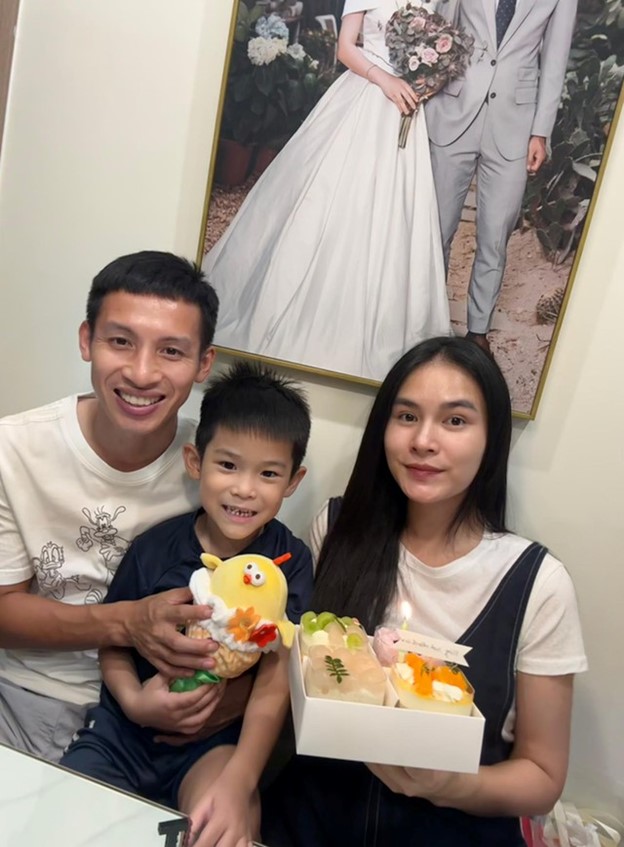Tiền vệ nổi tiếng hạnh phúc viên mãn bên hotgirl Tuyên Quang: Đón niềm vui nhân đôi- Ảnh 7. Tiền vệ nổi tiếng hạnh phúc viên mãn bên hotgirl Tuyên Quang: Đón niềm vui nhân đôi- Ảnh 7.