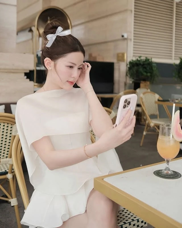 HIEUTHUHAI lộ ảnh thân mật bên bạn gái hot girl khiến cõi mạng bùng nổ- Ảnh 6. HIEUTHUHAI lộ ảnh thân mật bên bạn gái hot girl khiến cõi mạng bùng nổ- Ảnh 6.