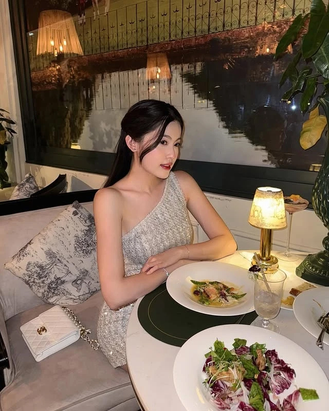 HIEUTHUHAI lộ ảnh thân mật bên bạn gái hot girl khiến cõi mạng bùng nổ- Ảnh 8. HIEUTHUHAI lộ ảnh thân mật bên bạn gái hot girl khiến cõi mạng bùng nổ- Ảnh 8.
