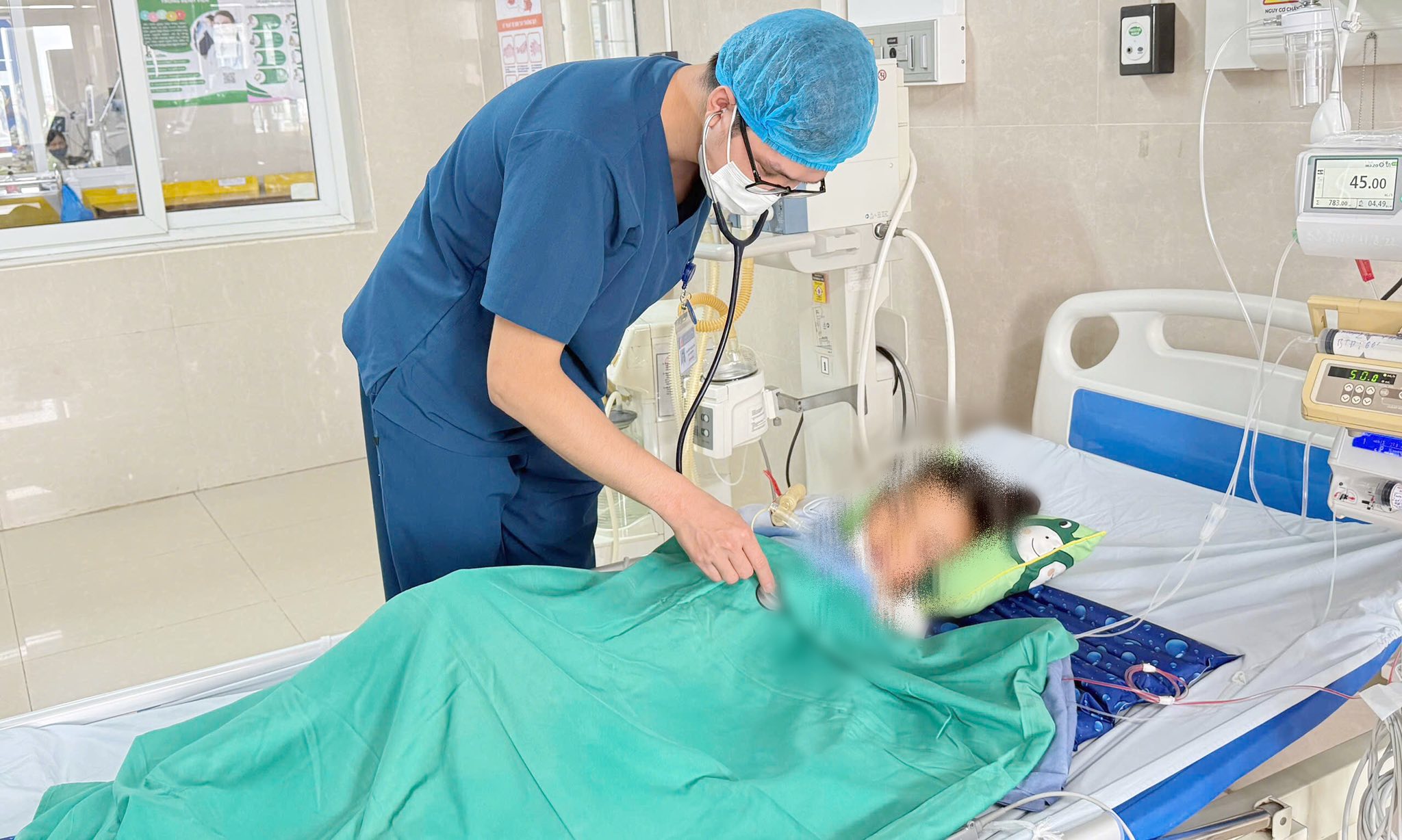 Đang ngủ, bé gái bị rắn độc chui từ điều hòa ra cắn- Ảnh 1. Đang ngủ, bé gái bị rắn độc chui từ điều hòa ra cắn- Ảnh 1.