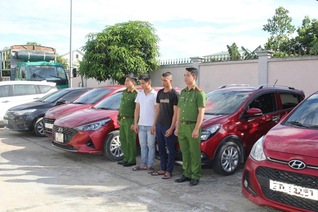 Bản tin 19/6: Bắt 2 đối tượng bất hảo làm "bốc hơi" 11 xe ô tô- Ảnh 1. Bản tin 19/6: Bắt 2 đối tượng bất hảo làm "bốc hơi" 11 xe ô tô- Ảnh 1.