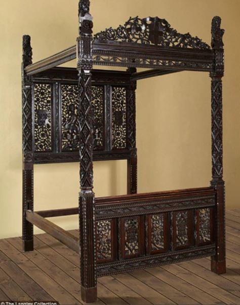 Bất ngờ lai lịch chiếc giường gỗ 700 tỷ đồng bị bỏ lại trong bãi đậu xe- Ảnh 1. Bất ngờ lai lịch chiếc giường gỗ 700 tỷ đồng bị bỏ lại trong bãi đậu xe- Ảnh 1.