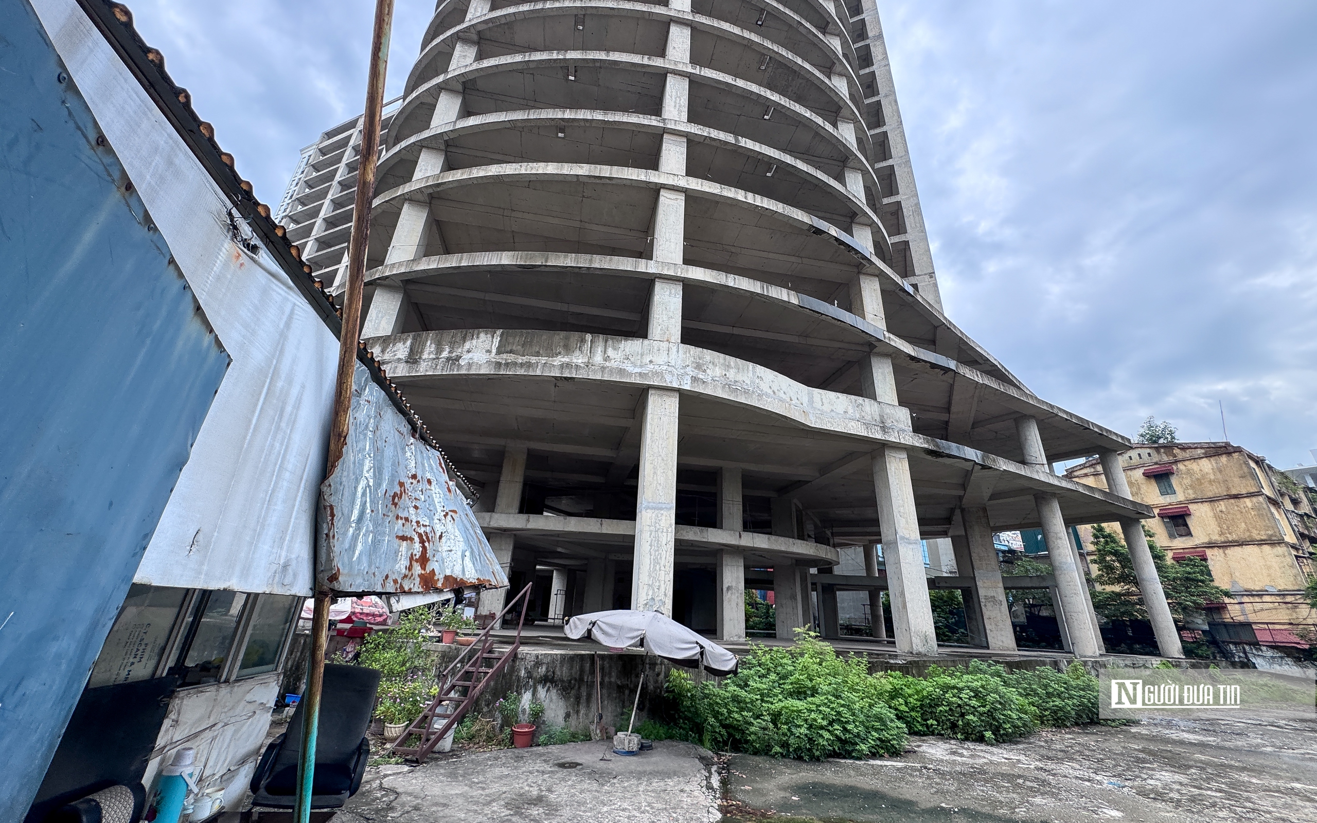 Hà Nội: Khối bê tông "trơ xương" cả thập kỷ tại quận Ba Đình- Ảnh 5. Hà Nội: Khối bê tông "trơ xương" cả thập kỷ tại quận Ba Đình- Ảnh 5.