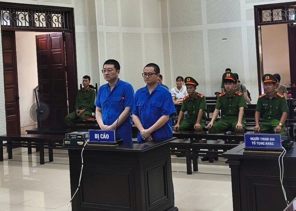 Bà chủ quán trà đá phát hiện 2 đối tượng nước ngoài tiêu tiền giả- Ảnh 1. Bà chủ quán trà đá phát hiện 2 đối tượng nước ngoài tiêu tiền giả- Ảnh 1.