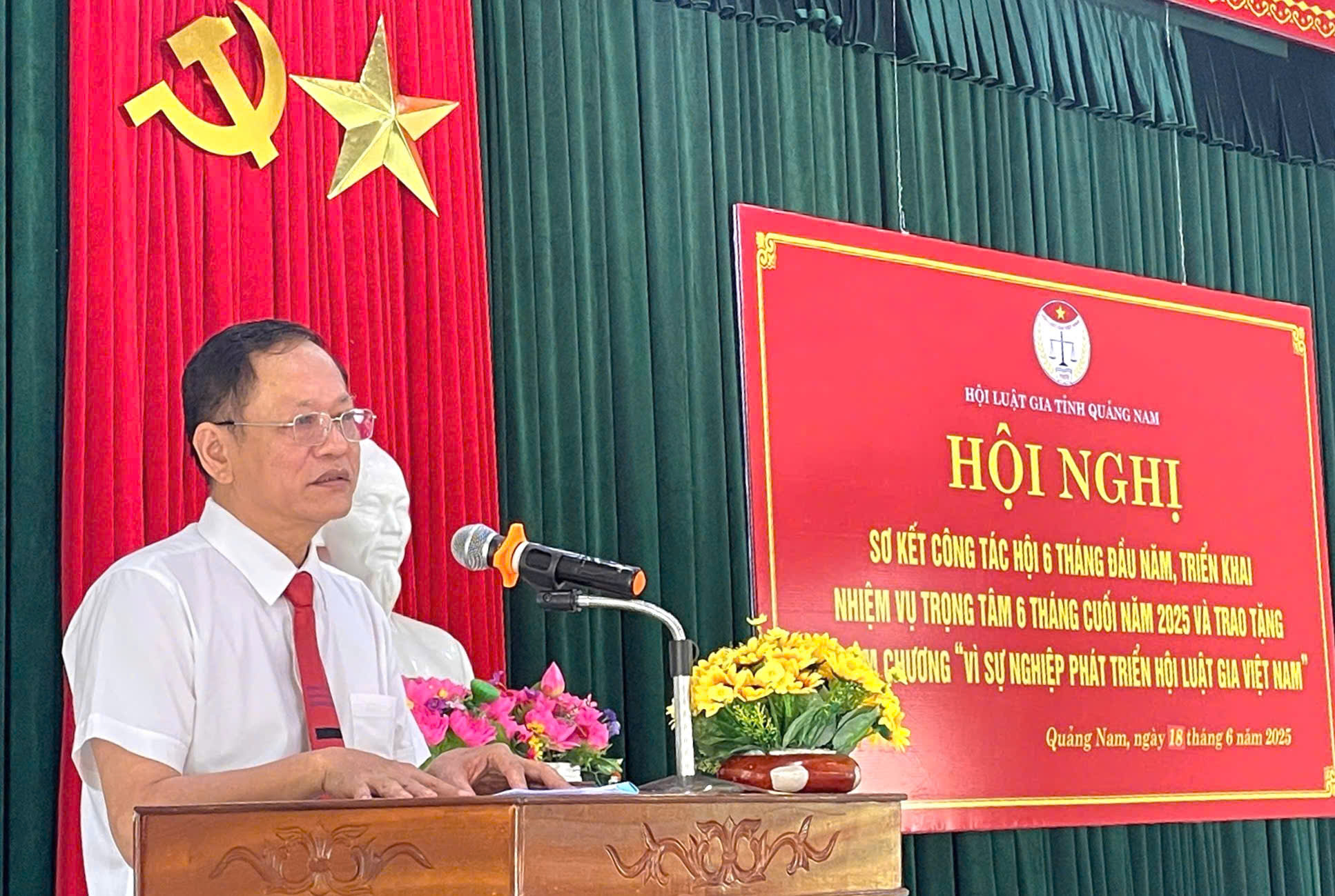 Ông Trần Thế Cẩm, Chủ tịch Hội Luật gia Quảng Nam, phát biểu khai mạc hội nghị. Ông Trần Thế Cẩm, Chủ tịch Hội Luật gia Quảng Nam, phát biểu khai mạc hội nghị.